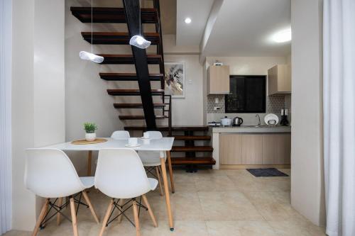 Kuchyň nebo kuchyňský kout v ubytování Entire Furnished 3BR House in Central Cebu City with Parking and Washer