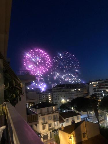 un feu d'artifice dans le ciel la nuit dans l'établissement Belle terrasse près du Martinez et des plages!, à Cannes