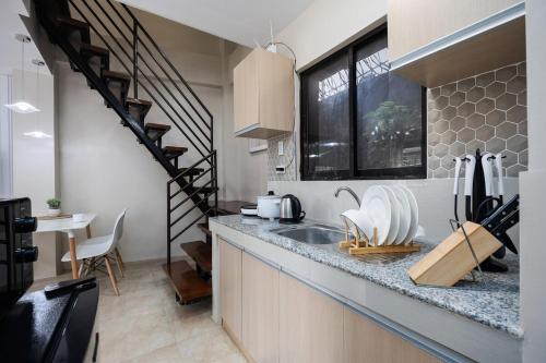 Kuchyň nebo kuchyňský kout v ubytování Entire Furnished 3BR House in Central Cebu City with Parking and Washer