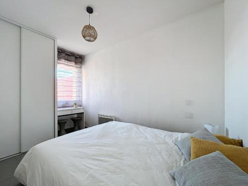 En eller flere senge i et værelse på 3339-Appartement de 4 couchages avec piscine