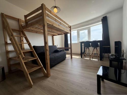 un salon avec un lit superposé et un canapé dans l'établissement Appt Studio LA ROCHELLE - LR110-F36, à La Rochelle