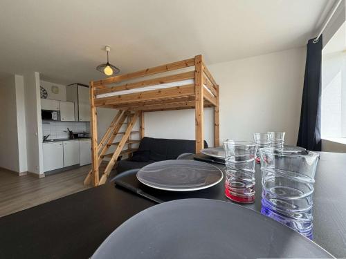 une table de salle à manger avec des assiettes et des verres dessus dans l'établissement Appt Studio LA ROCHELLE - LR110-F36, à La Rochelle