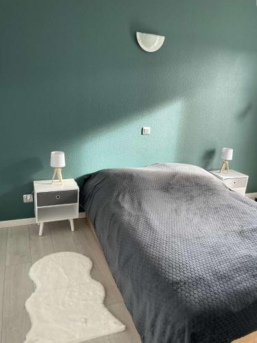 une chambre avec un lit et un mur végétal dans l'établissement Appt 2 pièces LA ROCHELLE LR030-B226, à La Rochelle
