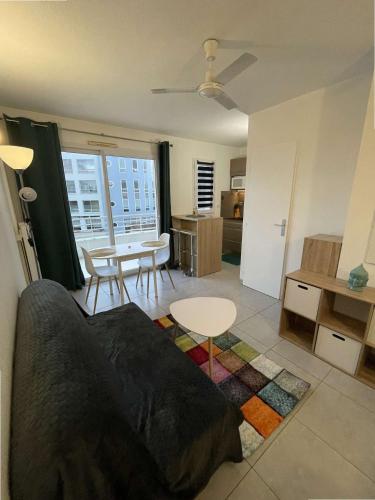 un salon avec un canapé et une table dans l'établissement Appt 2 pièces LA ROCHELLE LR030-B226, à La Rochelle