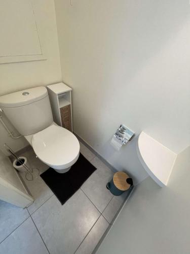 une salle de bain blanche avec des toilettes et un lavabo dans l'établissement Appt 2 pièces LA ROCHELLE LR030-B226, à La Rochelle