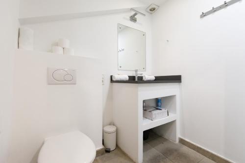 une salle de bain blanche avec des toilettes et un lavabo dans l'établissement Immogroom - 3P Authentic - Clim - Comfort&Charm, à Cannes