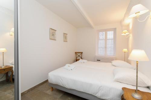 une chambre blanche avec un lit et une fenêtre dans l'établissement Immogroom - 3P Authentic - Clim - Comfort&Charm, à Cannes
