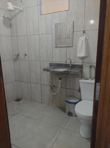 Bilik mandi di Pousada Doce Verde Nobres MT