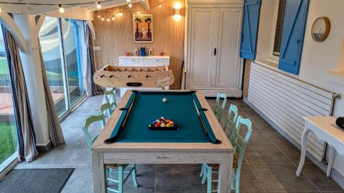 - une table de ping-pong dans une pièce avec un billard dans l'établissement Villa 16 personnes à 50m plage Sud, à Lacanau