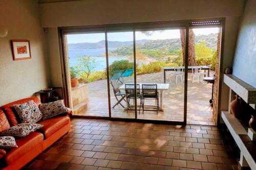 un salon avec un canapé et une table dans l'établissement Family villa with sea view classified 3 - 8 people, au Lavandou