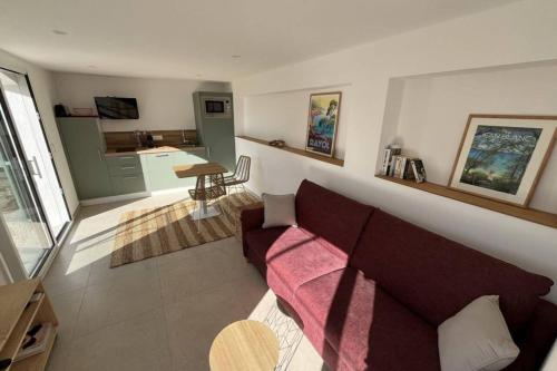 un salon avec un canapé et une table dans l'établissement Sea View Studio with Large Terrace 5-Min Walk to the Beach, au Lavandou