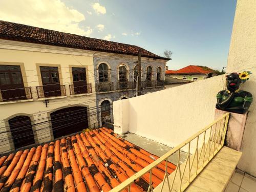 a view of a roof of a building with a statue at Solar dos Poetas in São Luís