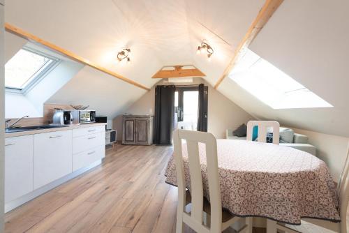 une cuisine et une chambre avec un lit dans un grenier dans l'établissement Chalet 2 Pièces Avec Terrasse, à Ouzous
