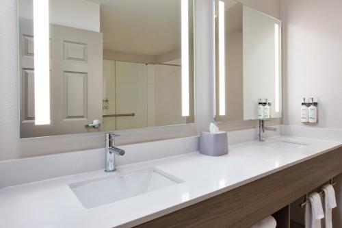 Ένα μπάνιο στο Holiday Inn Express Fremont by IHG