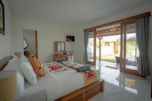 A bed or beds in a room at The Wise Ubud