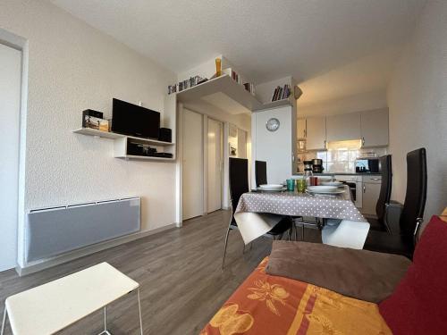 un salon avec une table et une cuisine dans l'établissement Appt 3 pièces - CHATELAILLON PLAGE - CL130-212, à Châtelaillon-Plage