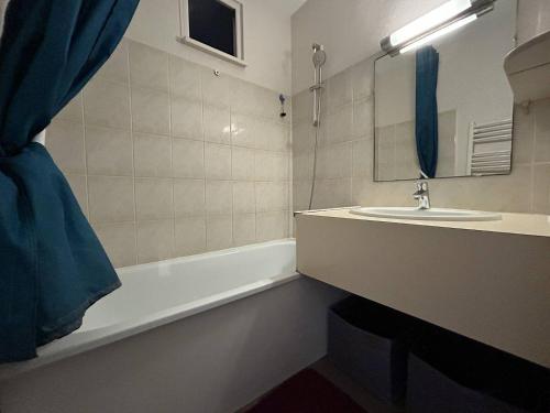 une salle de bain avec un lavabo et une baignoire dans l'établissement Appt 3 pièces - CHATELAILLON PLAGE - CL130-212, à Châtelaillon-Plage