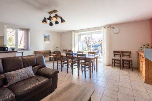 un salon avec un canapé et une table dans l'établissement Gîte d'Ayzi, à Ouzous
