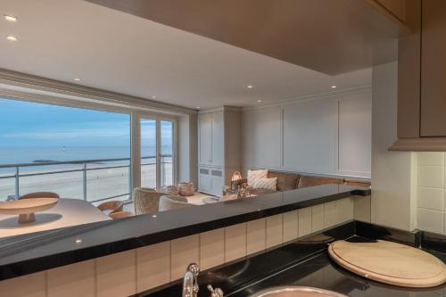a kitchen with a view of the ocean at 1e Verdiep appartement op de zeedijk in Knokke met 3 slaapkamers voor max 7 pers in Knokke-Heist