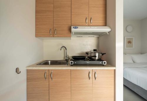 una cucina con lavello e fornello di Bright Studio Haven with Scenic View ad Atene