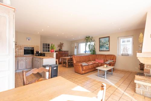 un salon avec un canapé et une table dans l'établissement Gîte du Pibeste - 8 pers, à Ouzous