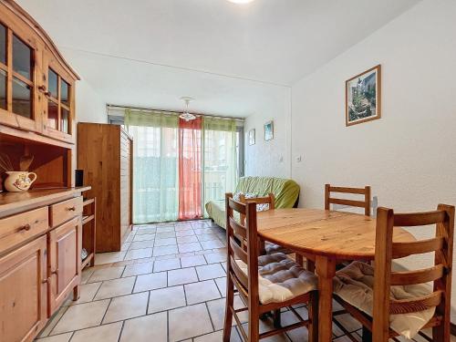 une cuisine et une salle à manger avec une table et des chaises dans l'établissement 3085- T2 dans résidence piscine, à Argelès-sur-Mer