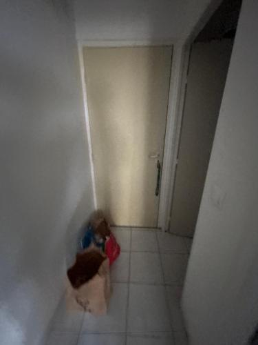 un couloir avec une chambre avec une autre chambre dans l'établissement Appartement cosy 2 pièce, à Perpignan