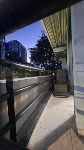 una silla sentada en una acera junto a una valla en Apartaestudio Con Entrada Independiente, en Ibagué