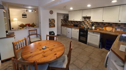 Η κουζίνα ή μικρή κουζίνα στο Charming 2BR Edwardian House in Market Town