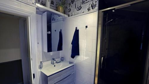 Ένα μπάνιο στο Charming 2BR Edwardian House in Market Town