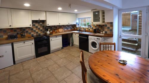 Η κουζίνα ή μικρή κουζίνα στο Charming 2BR Edwardian House in Market Town