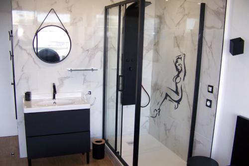 une salle de bain avec un lavabo et une douche dans l'établissement Naturiste Cap d'Agde Héliopolis E 100, au Cap d'Agde