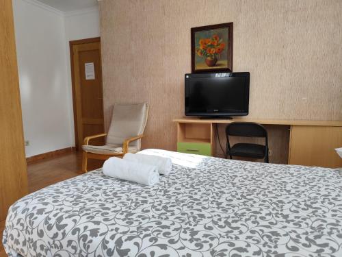 Μια τηλεόραση ή/και κέντρο ψυχαγωγίας στο Apartamento y Habitaciones El Colmenar