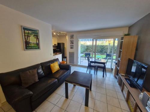 un salon avec un canapé et une table dans l'établissement Le Standing - Fréjus, à Fréjus