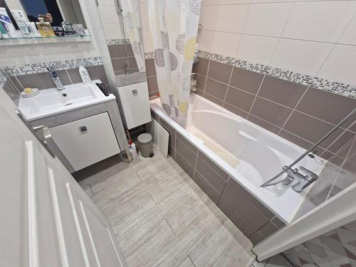 une salle de bain avec une baignoire, un lavabo et des toilettes dans l'établissement Le Standing - Fréjus, à Fréjus