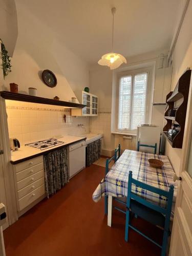 - une cuisine avec une table, une table et des chaises dans l'établissement A005 Spacious and bright apt close to Croisette, à Cannes