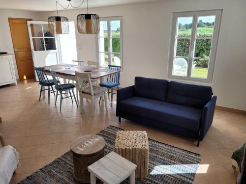 un salon avec un canapé bleu et une table dans l'établissement ANDRES TOL - Maison de famille, au Palais