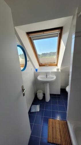 une salle de bain avec un lavabo et une fenêtre dans l'établissement ANDRES TOL - Maison de famille, au Palais