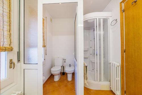two images of a bathroom with a toilet and a shower at Villa Pattos in Santa Coloma de Farners