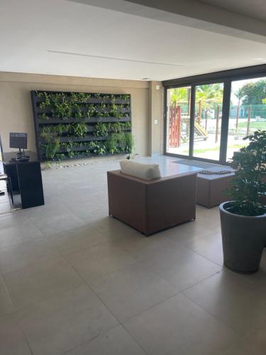 ein Wohnzimmer mit Sofa und Tisch in der Unterkunft Apartamento Flat Porto de Galinhas - Piscinas Naturais in Porto De Galinhas