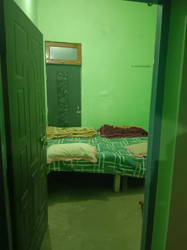 Postel nebo postele na pokoji v ubytování Atithi Dev Home Stay Mahakumbh Prayagraj Triveni Sangam Allahabad
