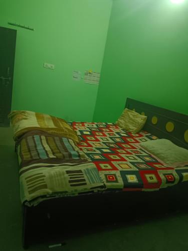 Postel nebo postele na pokoji v ubytování Atithi Dev Home Stay Mahakumbh Prayagraj Triveni Sangam Allahabad