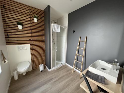 La salle de bains est pourvue de toilettes, d'un lavabo et d'une échelle. dans l'établissement APPART-HOTEL n 3 avec terrasse, piscine, petit-dejeuner et parking privé, à Chouzelot