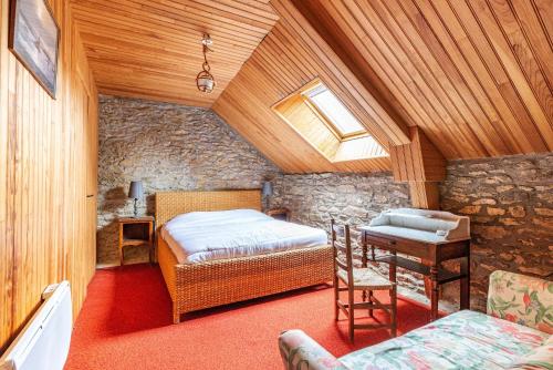 une chambre avec un lit et une table dans une pièce dans l'établissement La Villa Tara, à Sarzeau