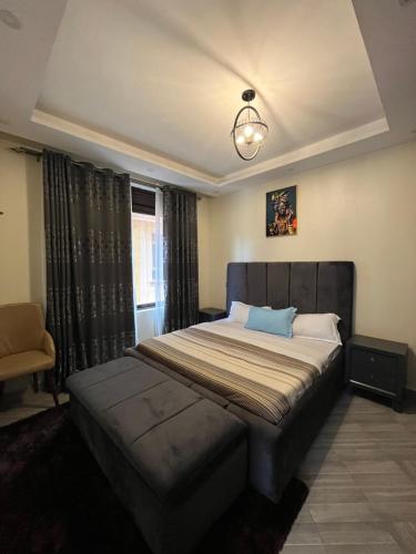 Un dormitorio con una cama grande en una habitación. en Munyonyo apartments, en Kampala