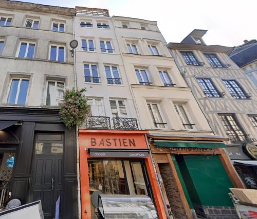 une façade d'un bâtiment avec un panneau extérieur devant dans l'établissement Éclat Rouennais en Centre Ville, à Rouen