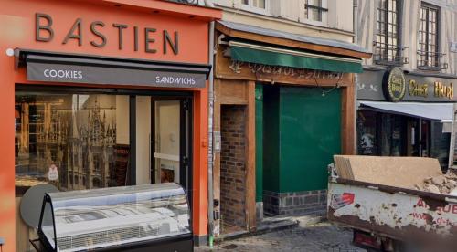 un groupe de magasins dans une rue de la ville dans l'établissement Éclat Rouennais en Centre Ville, à Rouen