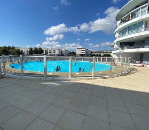 une grande piscine devant un immeuble dans l'établissement Appt 2 pièces LA ROCHELLE - LR030-A210Z, à La Rochelle