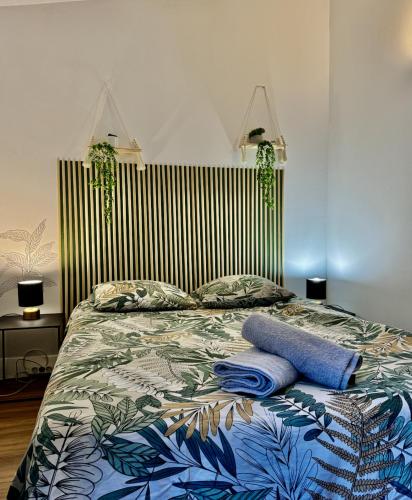 une chambre avec un lit avec une couette bleue dans l'établissement 22 COEUR DE VIENNE, à Vienne