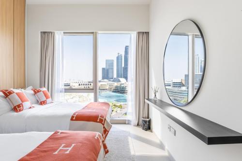 Postel nebo postele na pokoji v ubytování Hermes-Style 2BR, Full Burj Khalifa View - Infinity Pool - Full Fountain View